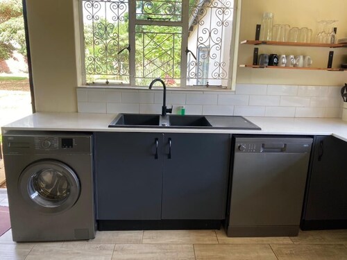 Stylish 3-bedroom guesthouse in Greendale - 2336