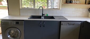 Stylish 3-bedroom guesthouse in Greendale - 2336