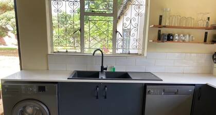 Stylish 3-bedroom guesthouse in Greendale - 2336