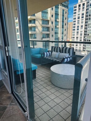 Property grounds - Modern & Spacious 1 br + bonus rm 2 bthrm apartment in Marina District high rise (San Diego)