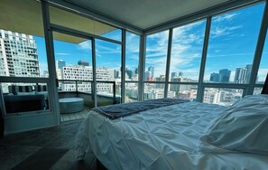 1 bedroom, WiFi, bed sheets - Modern & Spacious 1 br + bonus rm 2 bthrm apartment in Marina District high rise (San Diego)