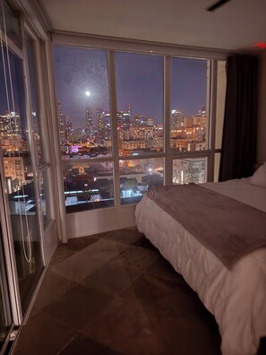 1 bedroom, WiFi, bed sheets - Modern & Spacious 1 br + bonus rm 2 bthrm apartment in Marina District high rise (San Diego)