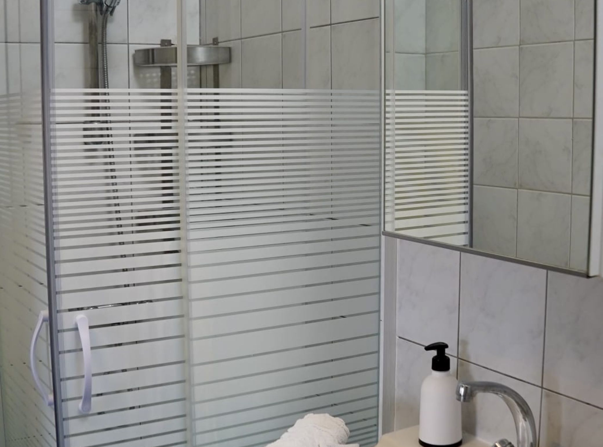Studio (Studio apartment (Nathan)) | Bathroom | Shower, towels