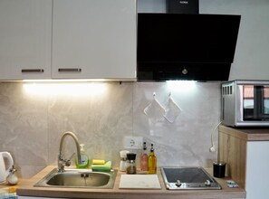 아파트 (Two bedroom apartment (Enzo)) | 전용 주방 | 냉장고