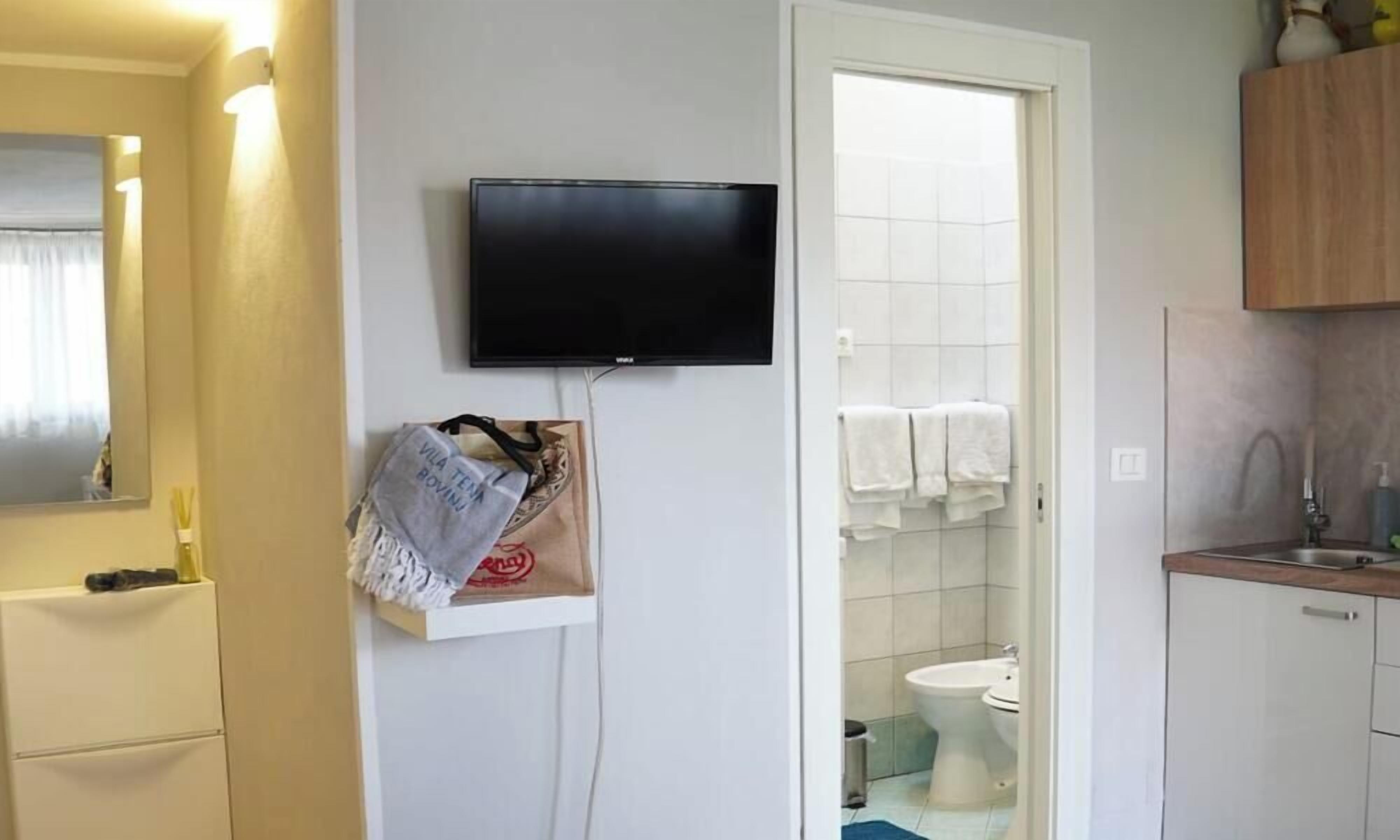 Studio (Studio apartment (Nathan)) | Living room | 32-inch flat-screen TV with digital channels