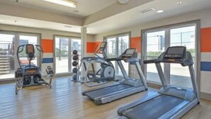 Kuntosali, jossa on juoksumattoja, kuntopyöriä ja painonnostopenkki.