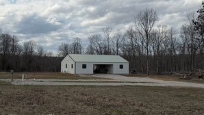 Un bâtiment d’un seul étage, doté d’un toit à pignon et d’une entrée abritée.