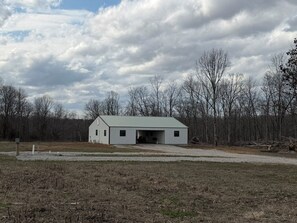 Exterior - Charming 2- furnished cabins with  common picnic area near Caulfield. (Caulfield)