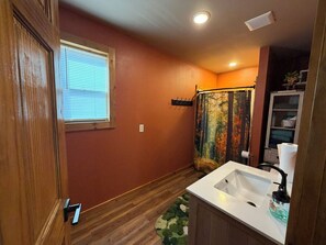 Bathroom - Charming 2- furnished cabins with  common picnic area near Caulfield. (Caulfield)