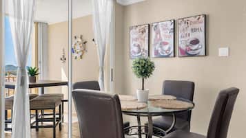 Deluxe Apartment, Balcony, Ocean View | Dining
