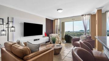 Deluxe Apartment, Balcony, Ocean View | Living area