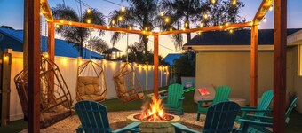 Sleeps 24! Separate Pool House! Splash Pad, Heated Pool, Ball Pit, Mini Golf!