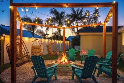 Sleeps 24! Separate Pool House! Splash Pad, Heated Pool, Ball Pit, Mini Golf!