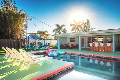 Sleeps 24! Separate Pool House! Splash Pad, Heated Pool, Ball Pit, Mini Golf!