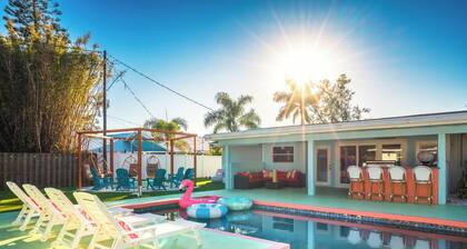 Sleeps 24! Separate Pool House! Splash Pad, Heated Pool, Ball Pit, Mini Golf!