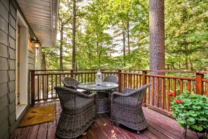 Outdoor dining - Moon River Cottage in Bala | BBQ, Canoes & Kayaks (MacTier)