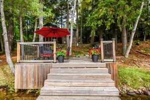 Terrace/patio - Moon River Cottage in Bala | BBQ, Canoes & Kayaks (MacTier)