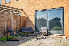 Terrace/patio - Perfect Booking | 4 Bed Home in Swindon (Swindon)
