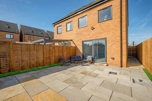 Terrace/patio - Perfect Booking | 4 Bed Home in Swindon (Swindon)