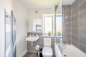 Shower, hair dryer, towels, soap - Perfect Booking | 4 Bed Home in Swindon (Swindon)