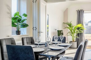 Dining - Perfect Booking | 4 Bed Home in Swindon (Swindon)