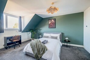 4 bedrooms, desk, iron/ironing board, travel crib - Perfect Booking | 4 Bed Home in Swindon (Swindon)