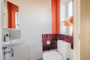 Shower, hair dryer, towels, soap - Perfect Booking | 4 Bed Home in Swindon (Swindon)
