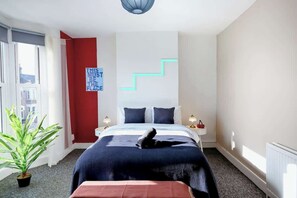 4 habitaciones, tabla de planchar con plancha y cuna de viaje 
