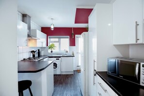 Fridge, microwave, oven, stovetop - Perfect Booking | 4 Bed Home in Leytonstone (Greater London)