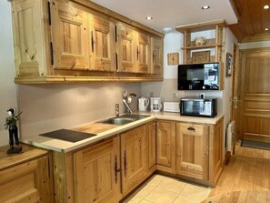 Fridge, microwave, oven, dishwasher - 10m from resort center, 1st floor, balcony, tv, ski locker, 30m², Méribel (Méribel - Les Allues)