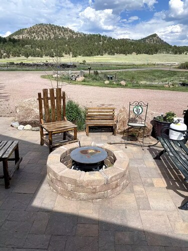 Lake George Cabins & RV Park, Cabin 7, Horse, Mule and Geese