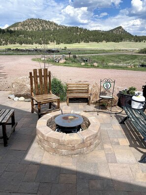 Outdoor dining - Lake George Cabins & RV Park, Cabin 8, The Stars Await (Lake George)