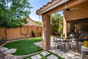 Outdoor dining - Cool & Comfy Tucson Summer Retreat w/ Yard (Tucson)