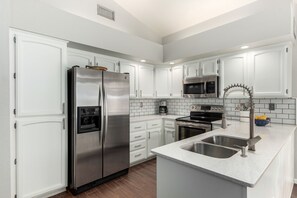 Fridge, microwave, oven, stovetop - Cool & Comfy Tucson Summer Retreat w/ Yard (Tucson)