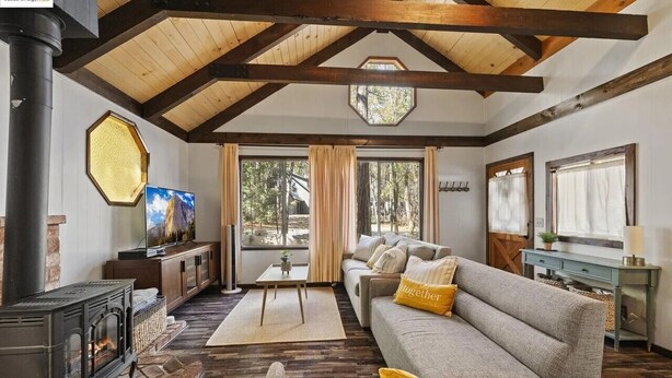 Un salon confortable avec une cheminée, un canapé et un téléviseur.