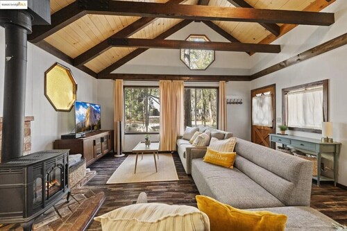 Serene 3-bedroom cottage in charming  Downtown Twain Harte perfect for relaxing.