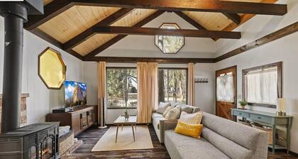 Serene 3-bedroom cottage in charming Downtown Twain Harte perfect for relaxing.