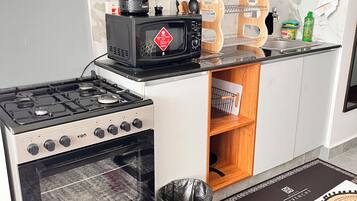 Microondas, horno, tetera eléctrica y utensilios de cocina