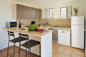 Private kitchen - Residence MARINA SERENA Villa Marina (Porto-Vecchio)