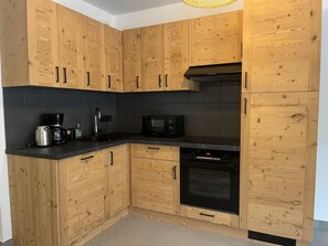 Kühlschrank, Mikrowelle, Ofen, Geschirrspüler