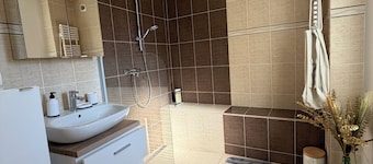 Superb furnished t2 in a quiet area with private parking