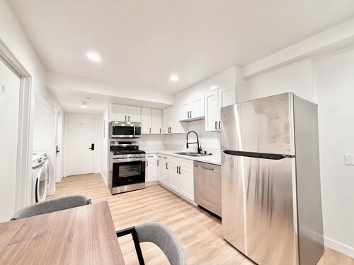Marvelous 3-bedroom townhome with AC in lively Los Angeles