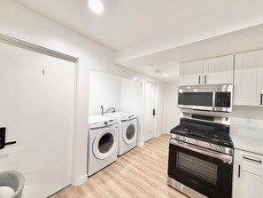 Private kitchen - Marvelous 3-bedroom townhome with AC in lively Los Angeles (Los Angeles)