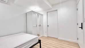 Room - Marvelous 3-bedroom townhome with AC in lively Los Angeles (Los Angeles)