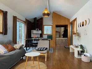 TV, fireplace - Spa - River & Forest View | Le Petit Cocon (Château-Richer)