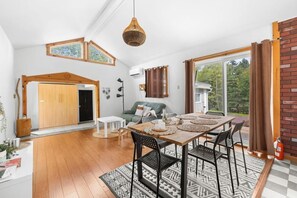 Dining - Spa - River & Forest View | Le Petit Cocon (Château-Richer)