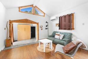 Living area - Spa - River & Forest View | Le Petit Cocon (Château-Richer)