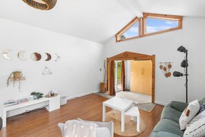 Living area - Spa - River & Forest View | Le Petit Cocon (Château-Richer)