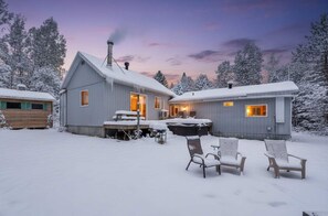 Exterior - Spa - River & Forest View | Le Petit Cocon (Château-Richer)
