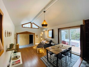 Interior - Spa - River & Forest View | Le Petit Cocon (Château-Richer)